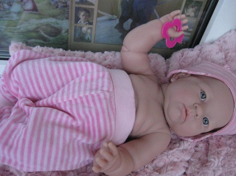 Маленькая Евочка любит наряжаться (фото 9)