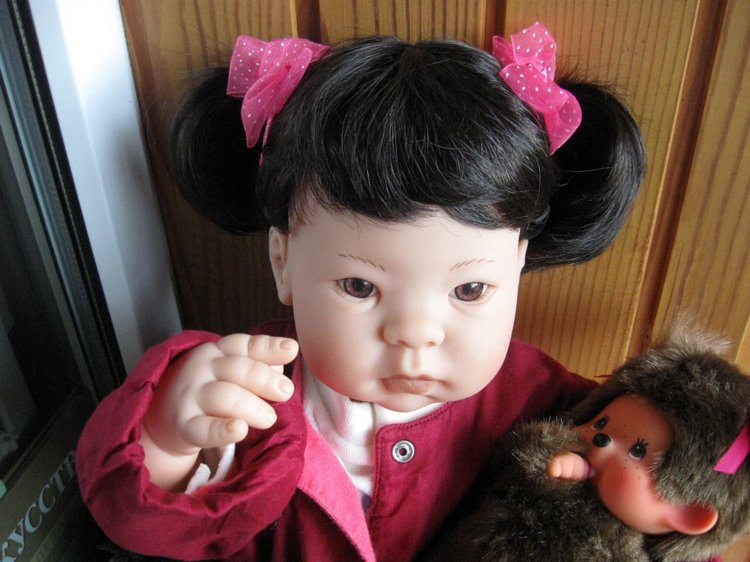 Азиаточка Миддлетончик и её любимые игрушки