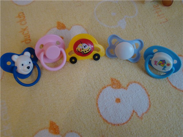 Соски-пустышки и малышки, которые их сосут