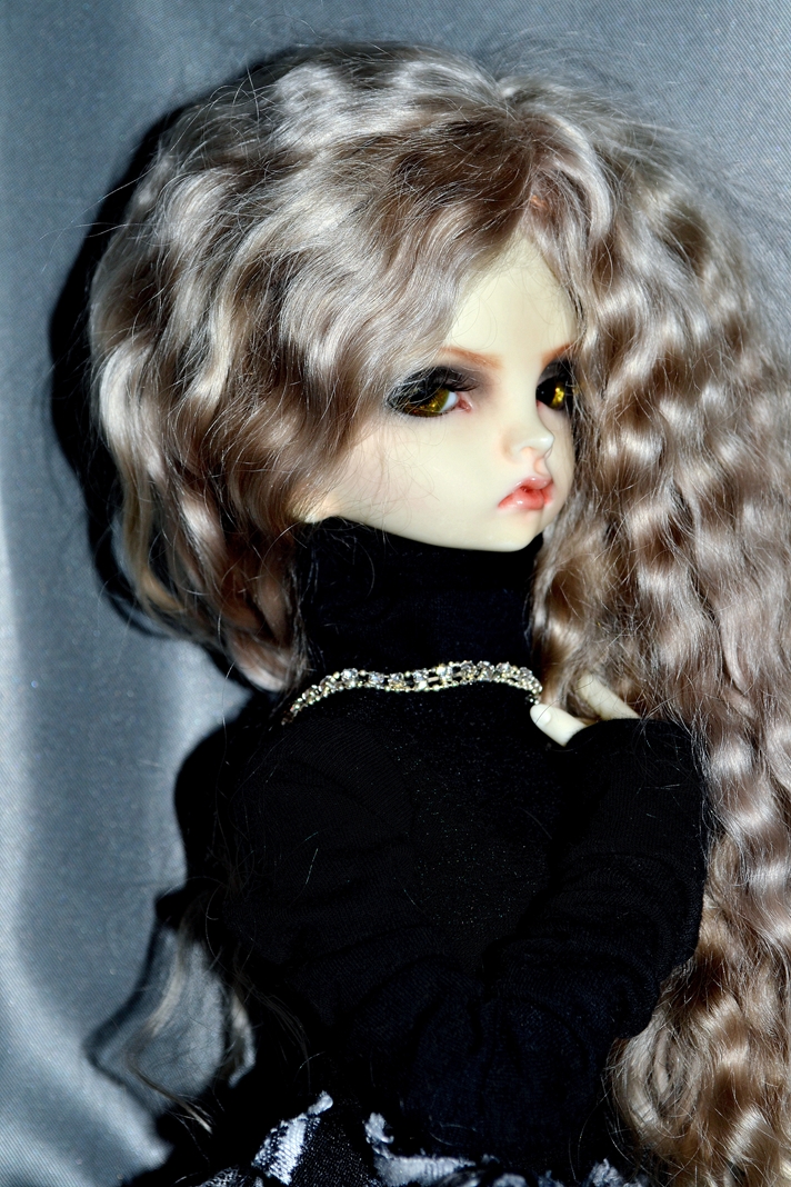 Моя серьёзная и непохожая на других BJD-девочка Aaron от Dollzone
