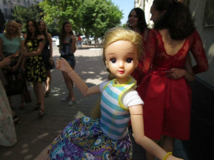 Всё я делаю с Хеленой...и диплом получаю тоже :)