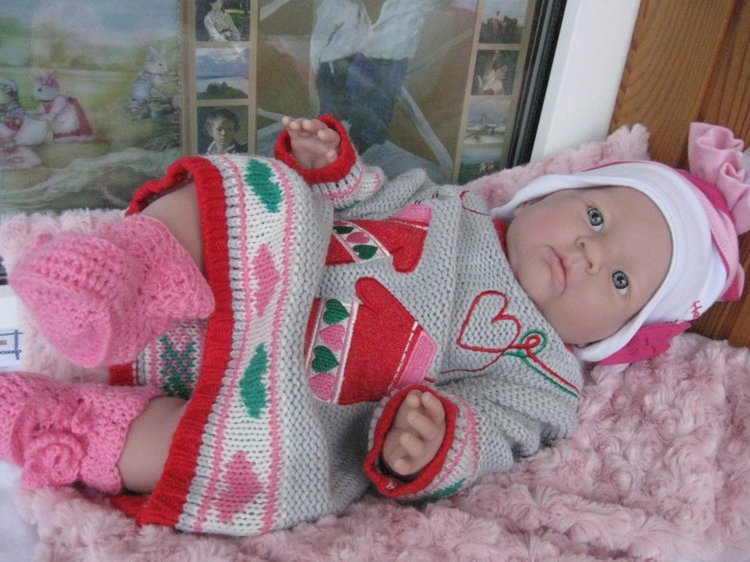 Маленькая Евочка любит наряжаться