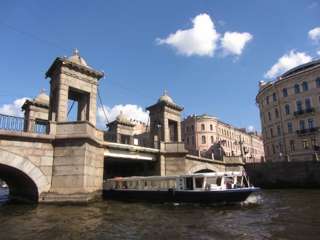 Приглашаем на водную экскурсию по Петербургу