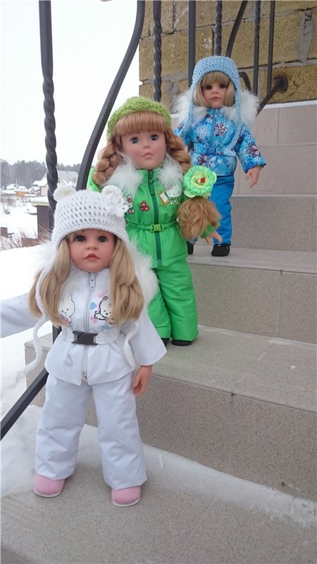 Мы в костюмчиках стоим,скоро Вас мы навестим!Открывайте ворота,выбегает детвора