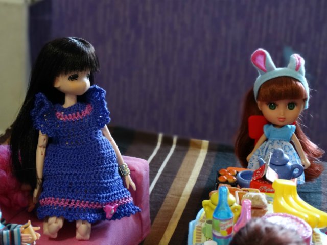 Хорошо, когда у мамы столько кукол и домик для них (фото 3)