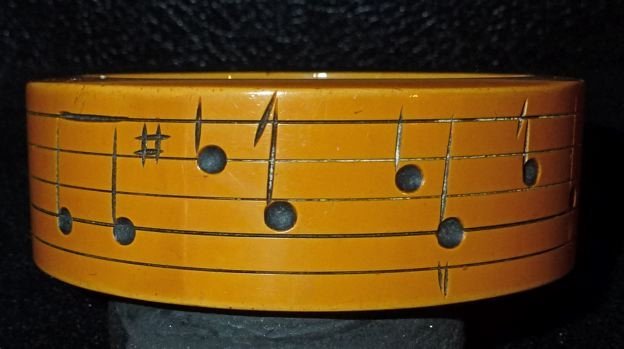 Славный пластик "бакелит"! У него отменный вид! Или возвращение бакелитового болванчика