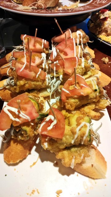 Пегий пёс, бегущий краем моря