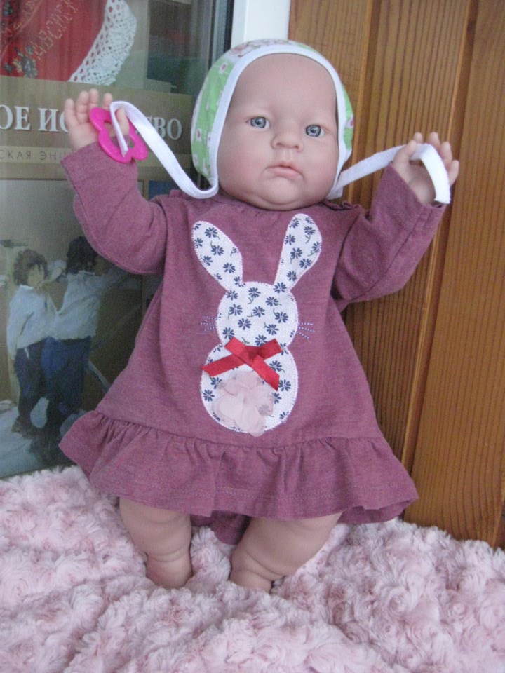 Маленькая Евочка любит наряжаться