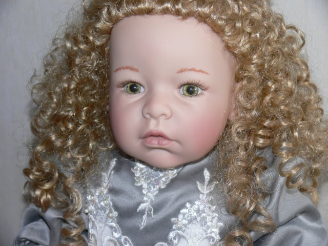 Необыкновенно красивая девушка Harvest Ball, Lee Middleton