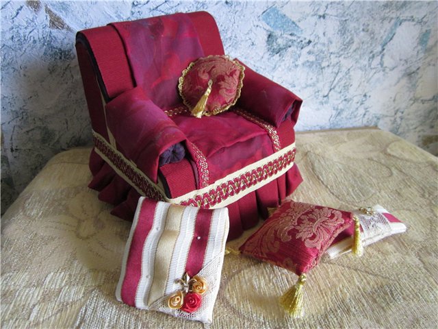 Комплект интерьерных подушек 1:6 и декорирование кукольного кресла (фото 3)