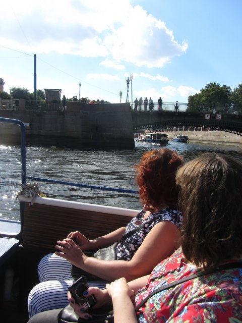 Приглашаем на водную экскурсию по Петербургу