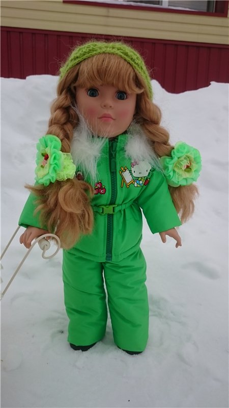 Мы в костюмчиках стоим,скоро Вас мы навестим!Открывайте ворота,выбегает детвора