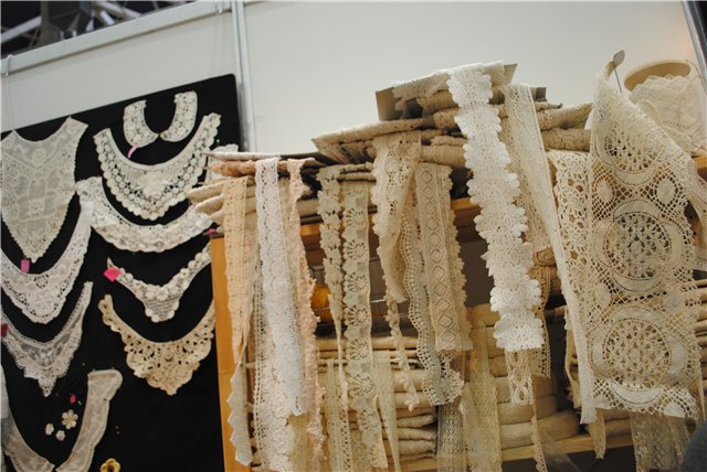 Выставка на Тишинке "Атмосфера творчества". Октябрь 2014. Бусинка к бусинке - получаются бусики! Кружево для антикварных