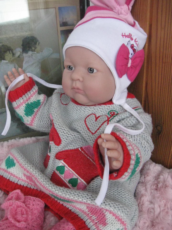 Маленькая Евочка любит наряжаться