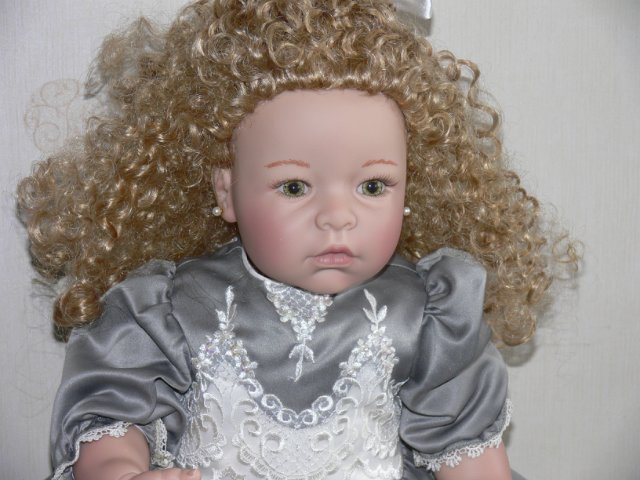 Необыкновенно красивая девушка Harvest Ball, Lee Middleton