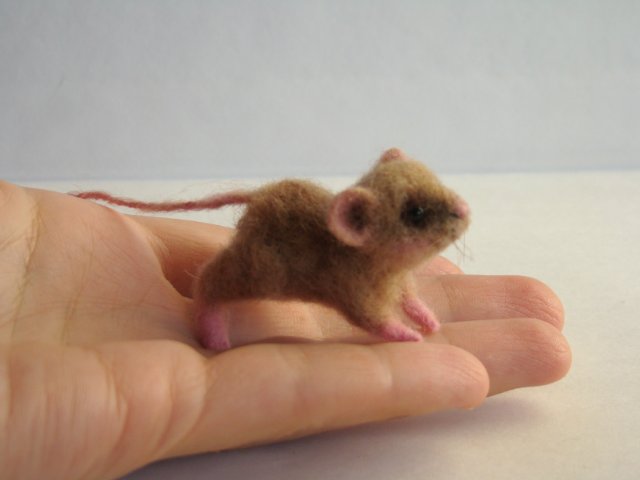 Шустрый гость. Авторская игрушка валянием из шерсти Ольги Чернухо (фото 9)