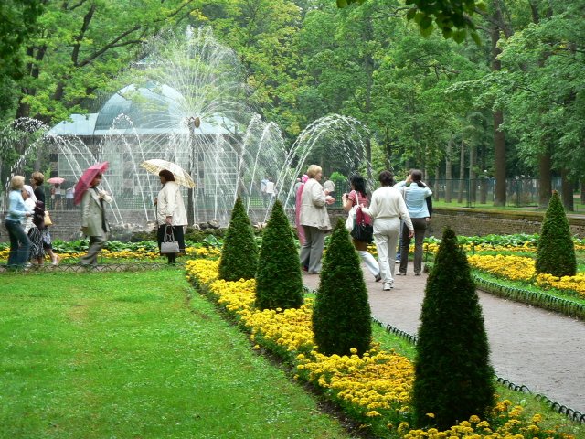 Тучи брызг моря.... Петергоф