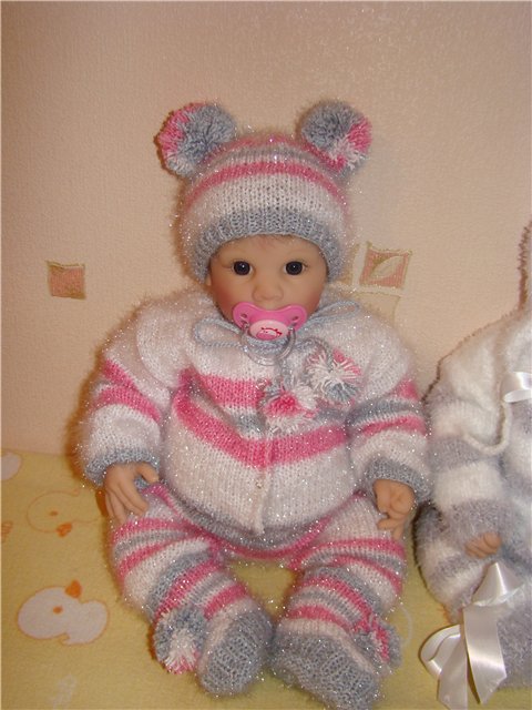 Тепло и уютно-вязанные костюмы для куклят (фото 3)