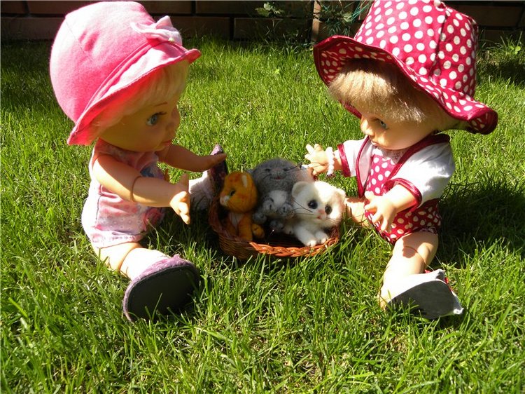 Девочки на прогулке — Куклы Galoob Baby Face (Фейсинки): винтаж 90