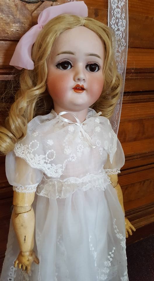 Моя новая красавица с румяными щечками, шикарными ресницами (не без моей помощи) и бездной очарования