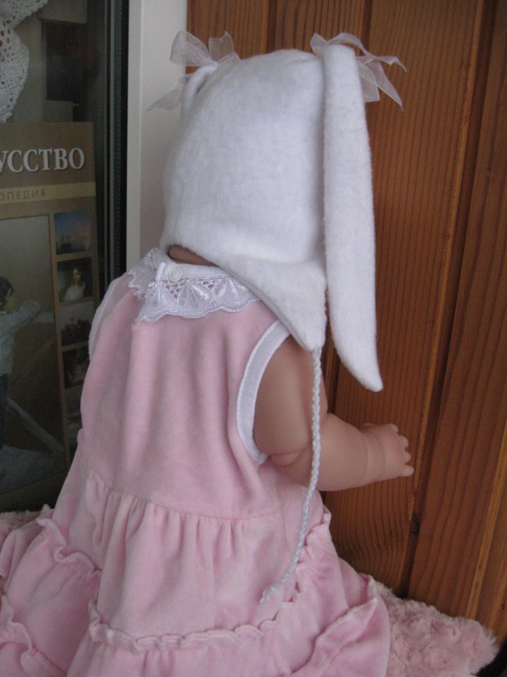 Маленькая Евочка любит наряжаться