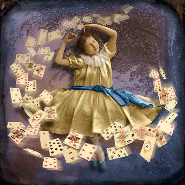 Глубока ли кроличья нора или Хэллоуин в Зазеркалье