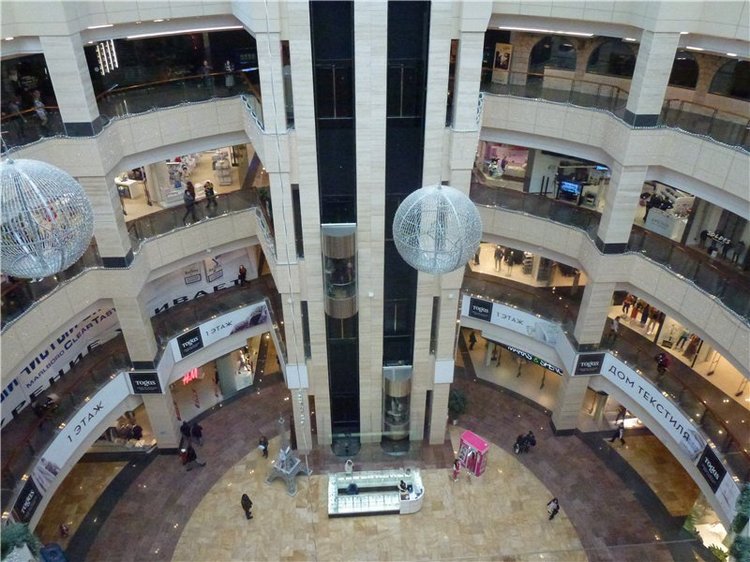 Москва, небоскрёбы, один шаг или год назад. Выставка гигантских матрёшек