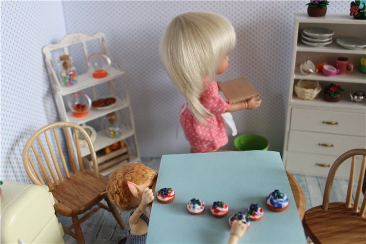 Как мелочь Анюте помогала