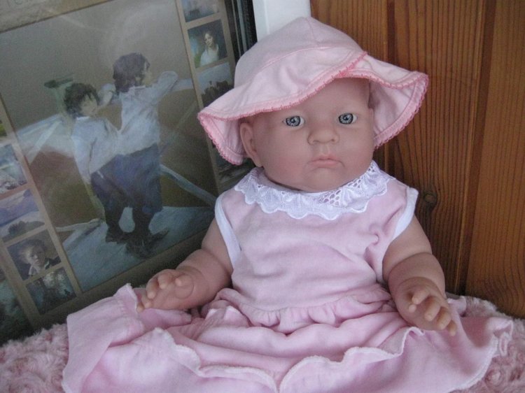 Маленькая Евочка любит наряжаться