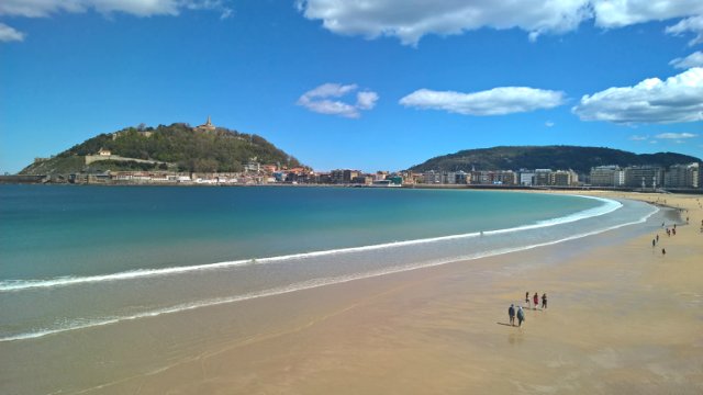 Пегий пёс, бегущий краем моря