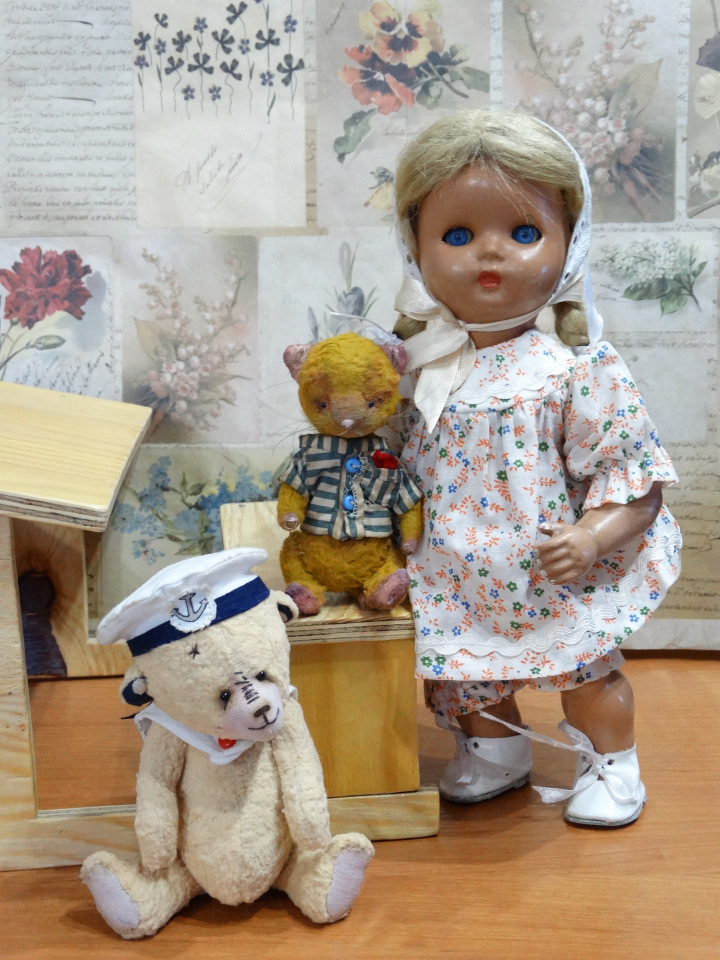 Старенькие куколки с игрушками