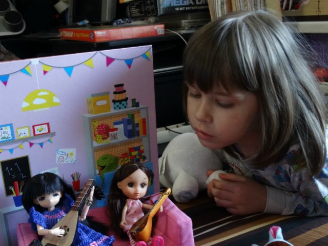 Хорошо, когда у мамы столько кукол и домик для них