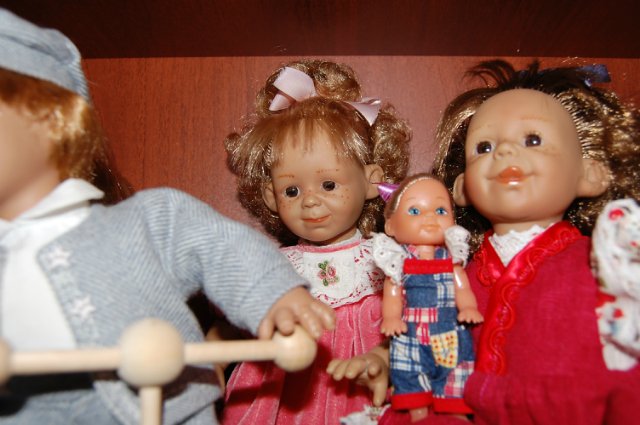 Куклы на полочке — Характерные испанские куклы: пупсы с мимикой