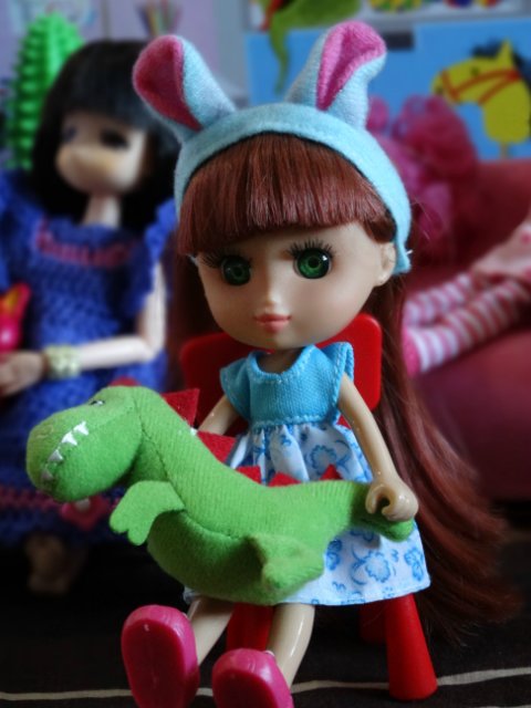 Хорошо, когда у мамы столько кукол и домик для них