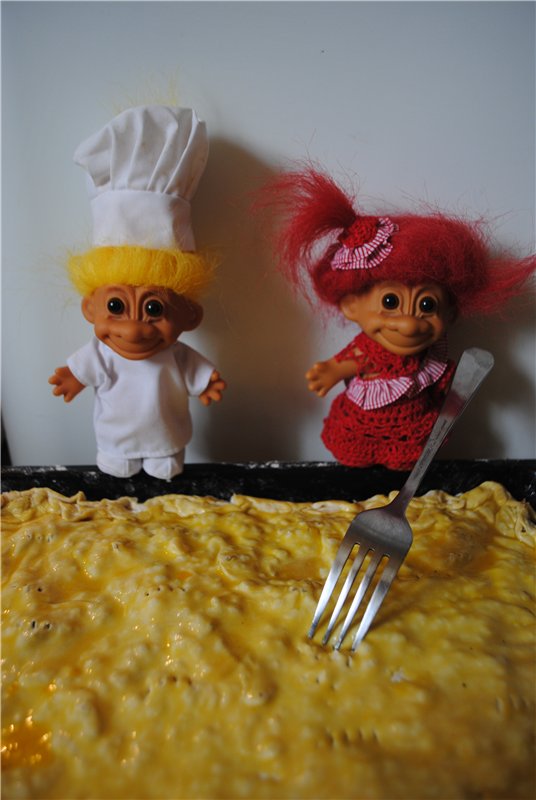 Сделать нужно нам пирог, Чтоб отведать каждый мог. Граммов сто возьмем улыбок, И совсем чуть-чуть ошибок