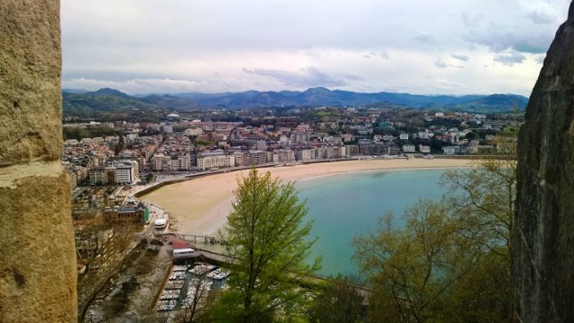 Пегий пёс, бегущий краем моря