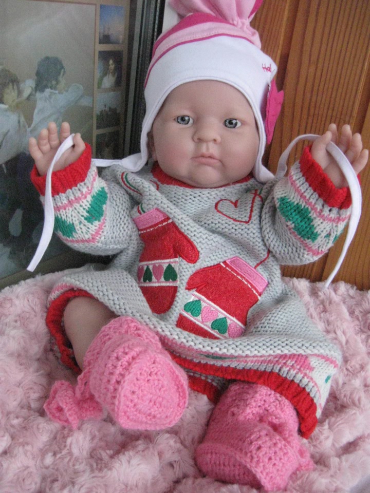 Маленькая Евочка любит наряжаться