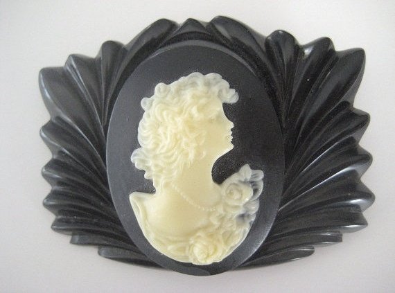 Славный пластик "бакелит"! У него отменный вид! Или возвращение бакелитового болванчика