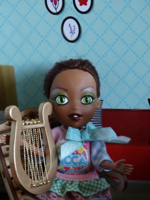 Хорошо, когда у мамы столько кукол и домик для них