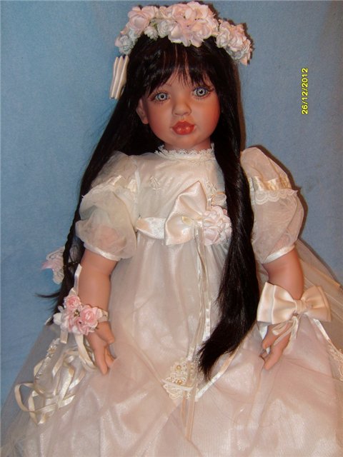 Олицетворение чистоты и невинности. Коллекционная кукла от Fayzah Spanos "Руководящие руки" (фото 4)