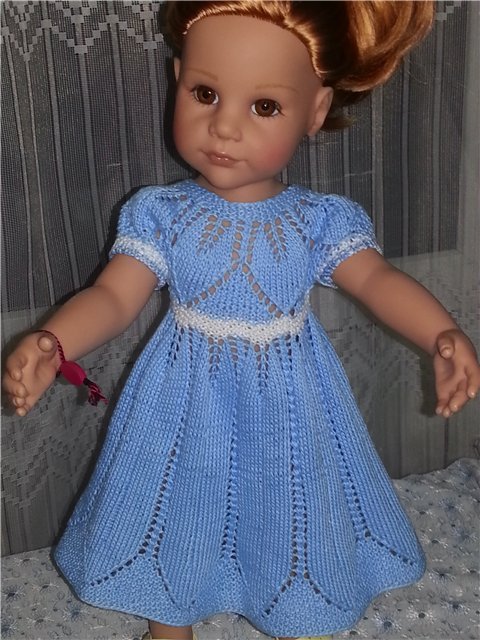 Платье на куклу спицами