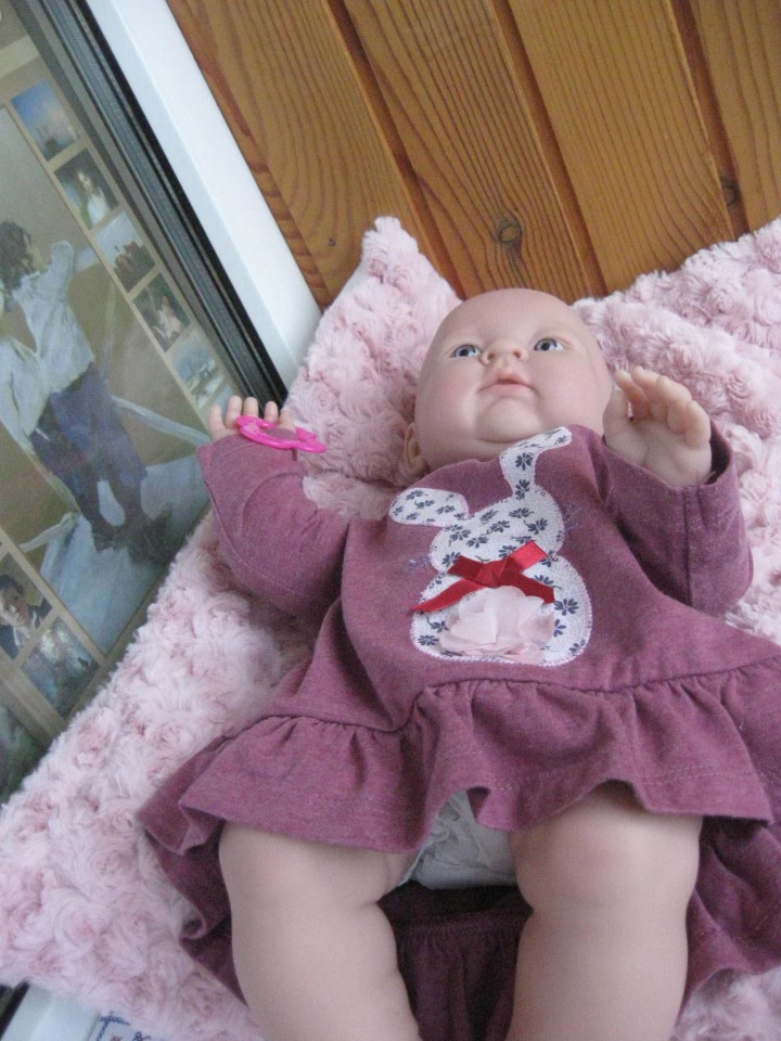 Маленькая Евочка любит наряжаться