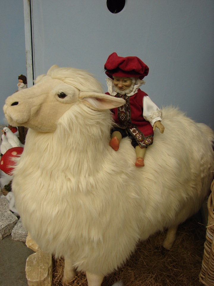 На подушках из павлиньих перьев засыпают маленькие эльфы