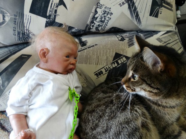 Малышка реборн Пейдж примеряет крестильное платье (фото 3)