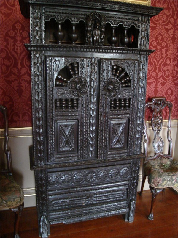 Небольшой замок или большой дом