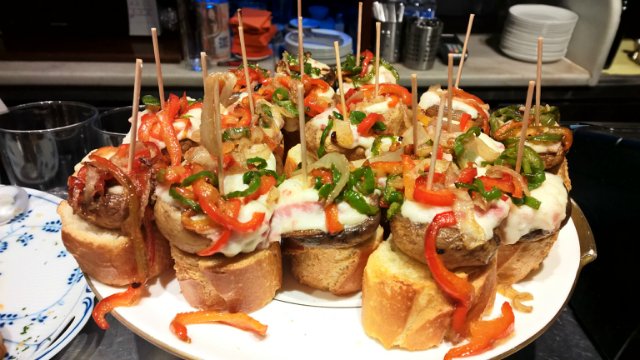 Пегий пёс, бегущий краем моря