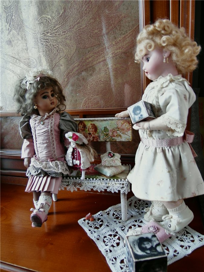 Как моя антикварочка с репликой подружились! А Ваши куколки так дружат (фото 7)