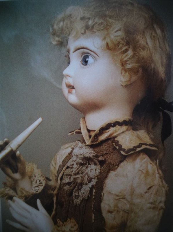 Антикварные куклы в тематических фотографиях