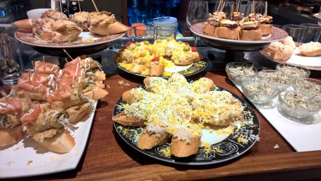 Пегий пёс, бегущий краем моря