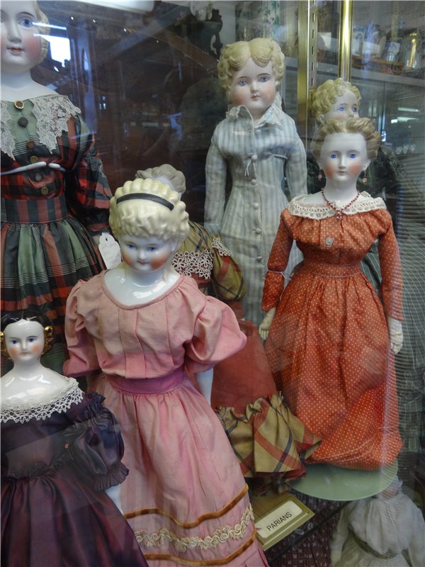 Я в своей жизни никогда не видела столько антикварных кукол. Фото (фото 3)